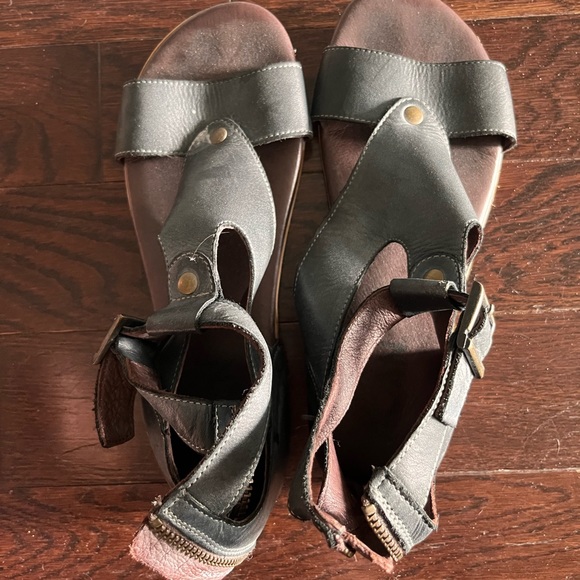 Roan size 7 sandals - Picture 2 of 4